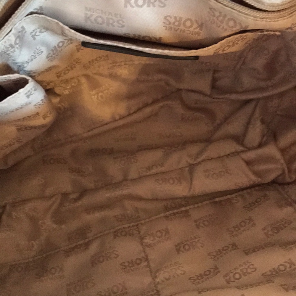 Micheal Kors purse - Picture 2 of 4